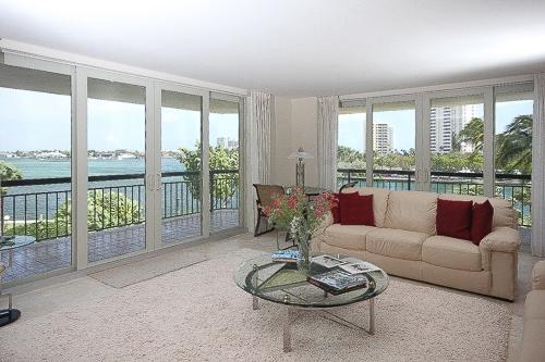 901 East Camino Real, Unit 3B Boca Raton, FL 33432 - Photo 5 of 20 Living room view