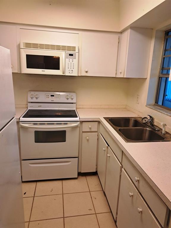 9940 47th Avenue North, Unit 320 St. Petersburg, FL 33708 - Photo 16 of 23 a kitchen with a stove and a microwave