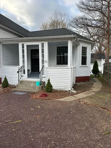 a view of a house with backyard