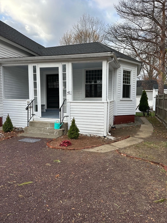 a view of a house with backyard