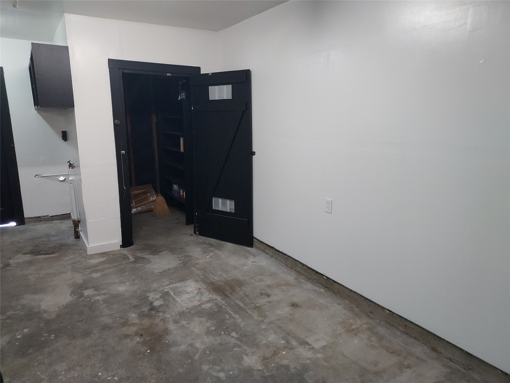 1008 Meadowlane Street Angleton, TX 77515 - Photo 9 of 15 an empty room with closet and mirror