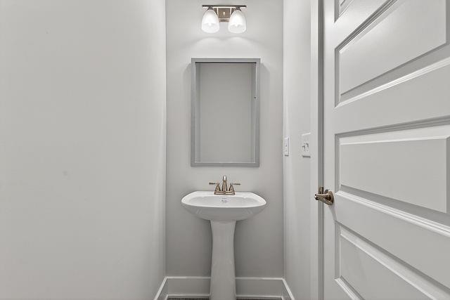 2534 Harbor Rdg Pass, Unit 344 Gainesville, GA 30507 - Photo 11 of 28 a sink and a mirror