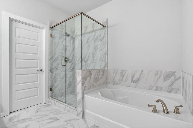 2534 Harbor Rdg Pass, Unit 344 Gainesville, GA 30507 - Photo 17 of 28 a bathroom with a bathtub and a shower