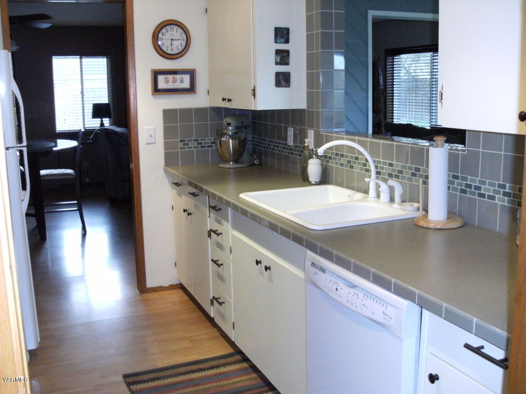 961 Highland Road Grandview, WA 98930 - Photo 3 of 11 a bathroom with a sink and a mirror