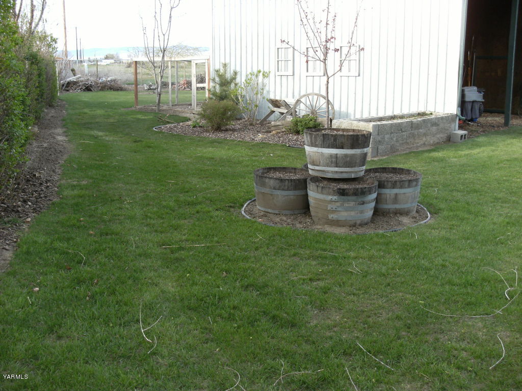 961 Highland Road Grandview, WA 98930 - Photo 8 of 11 a garden view