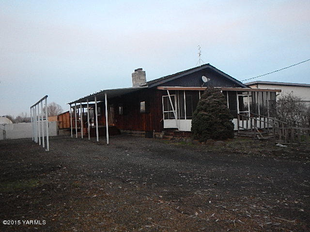 10111 Meadowbrook Road Yakima, WA 98903 - Photo 2 of 10 a front view of a house with a yard