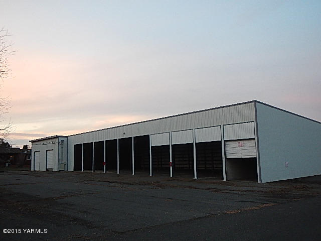 10111 Meadowbrook Road Yakima, WA 98903 - Photo 4 of 10 a view of a house