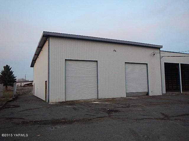 10111 Meadowbrook Road Yakima, WA 98903 - Photo 6 of 10 a house with a outdoor space