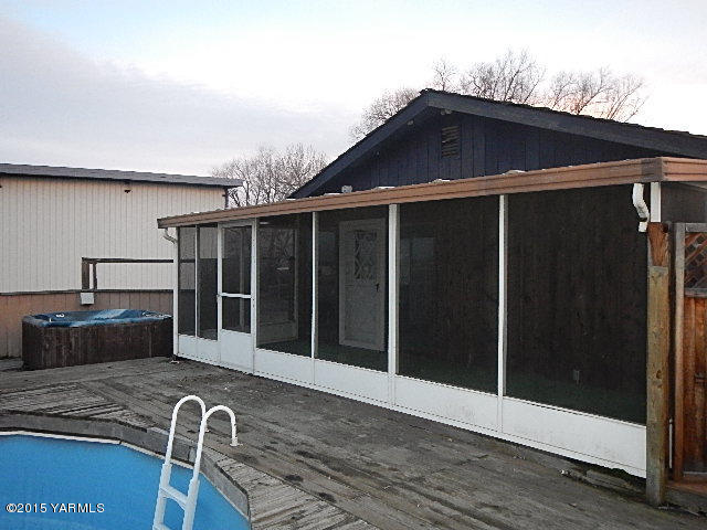10111 Meadowbrook Road Yakima, WA 98903 - Photo 8 of 10 a black and white house with outdoor space