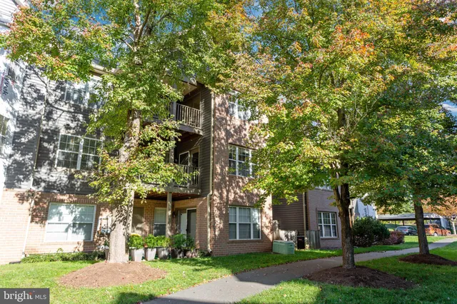$2,350 | 4108 Monument Court, Unit 204, Fairfax, VA 22033