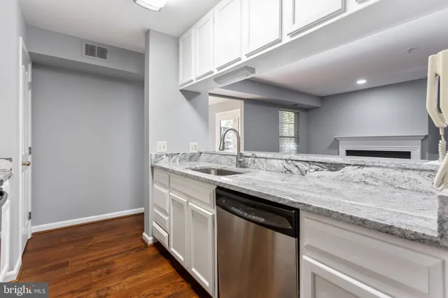 $2,350 | 4108 Monument Court, Unit 204, Fairfax, VA 22033