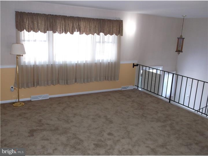 128 North Hunter Forge Road Newark, DE 19713 - Photo 4 of 13 Living Room