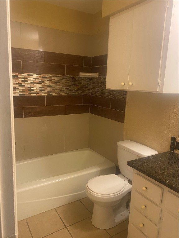 612 Park Place, Unit 303 Austin, TX 78705 - Photo 9 of 26 a bathroom with a toilet a sink and bathtub