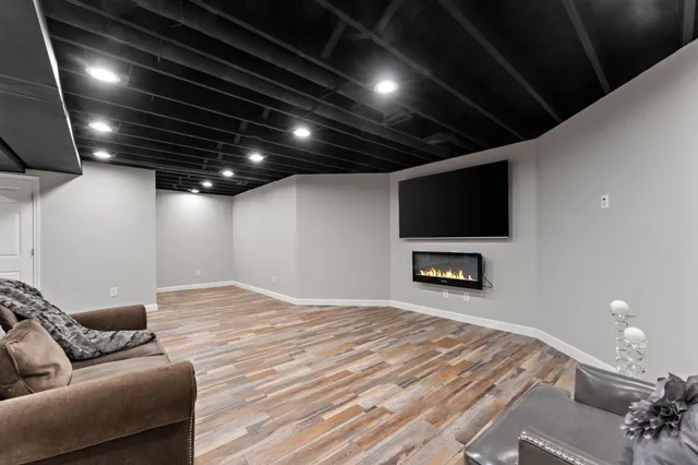 a view of a backyard