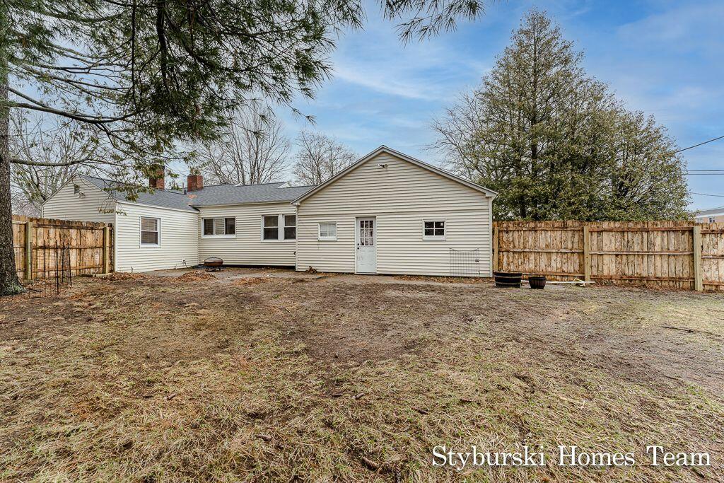 3217 Maple Grove Road Muskegon, MI 49441 - Photo 3 of 26 mg4