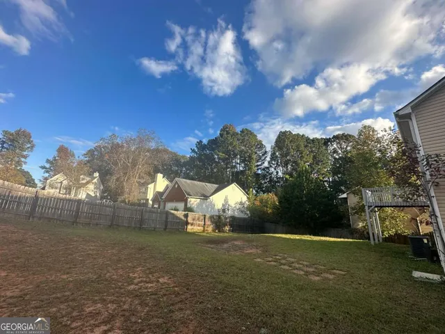 a view of a backyard