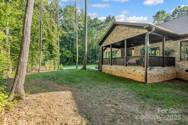 a view of a house with backyard and porch