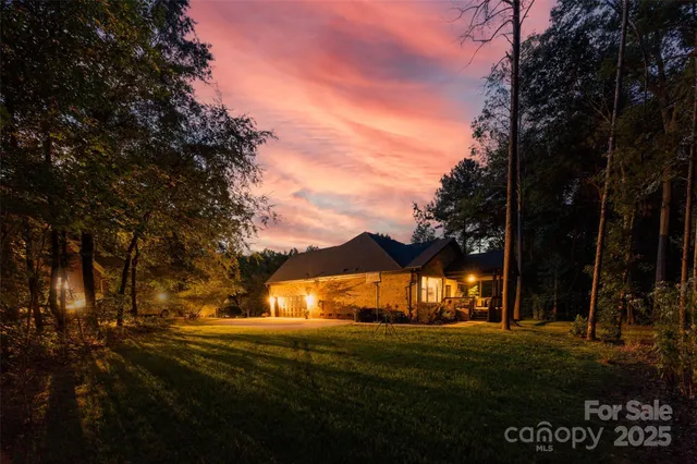 a view of a back yard