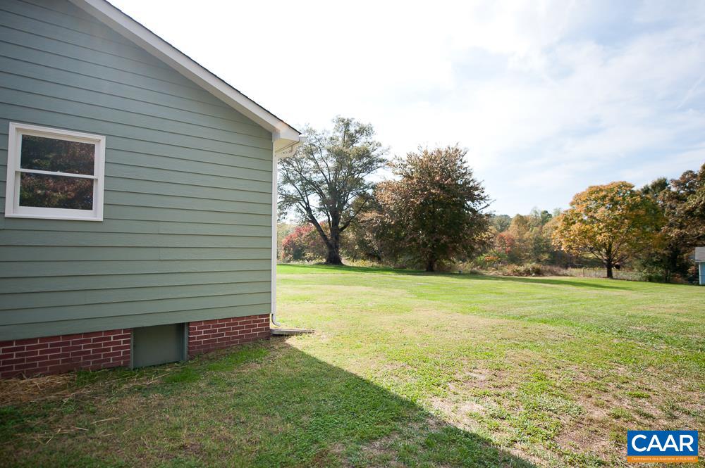 189 Stephens Loop Ruckersville, VA 22968 - Photo 7 of 20 a view of a backyard