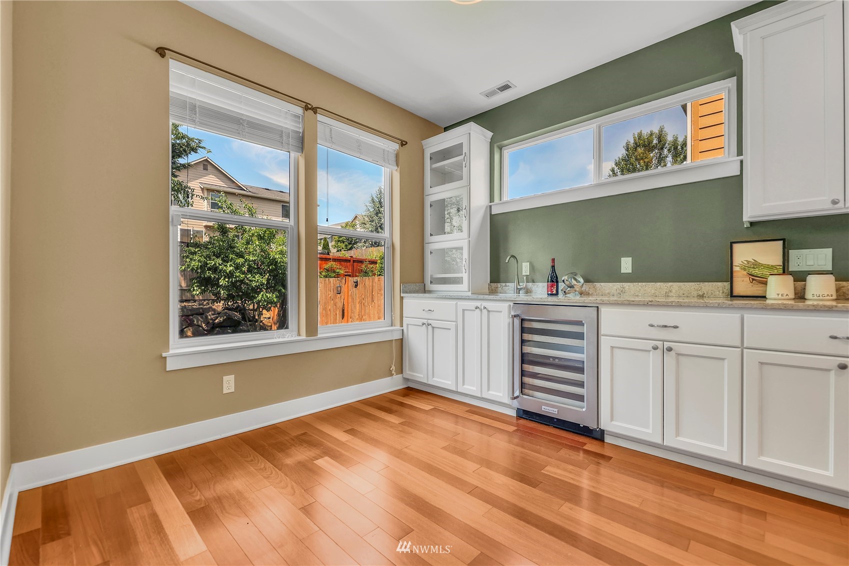 871 Jericho Place Northeast Renton, WA 98059 - Photo 7 of 31 a view of a kitchen with electric appliances