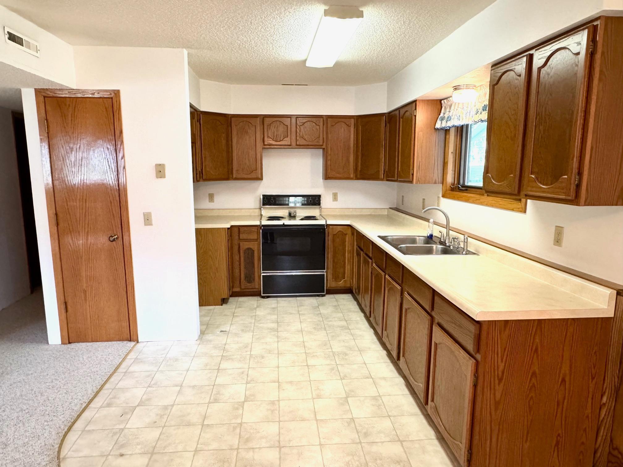 302 5th Street Southeast Roseau, MN 56751 - Photo 13 of 18