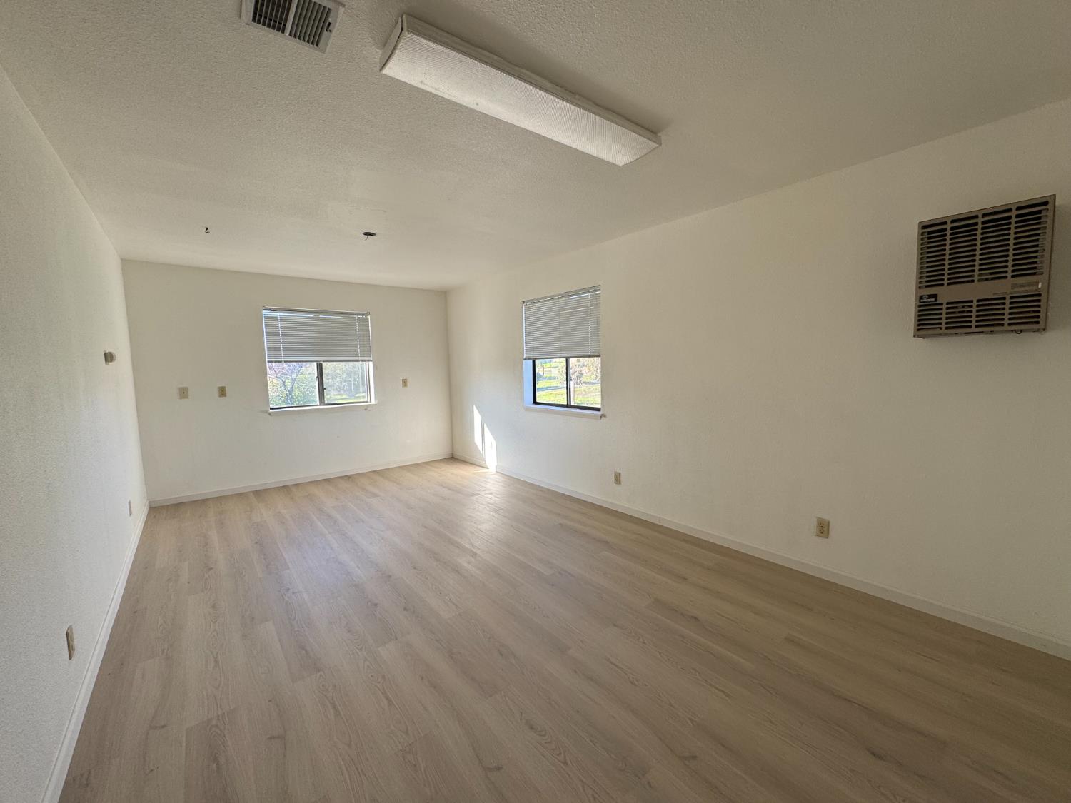 1420 Mt Ida Road Oroville, CA 95966 - Photo 25 of 37 an empty room with windows