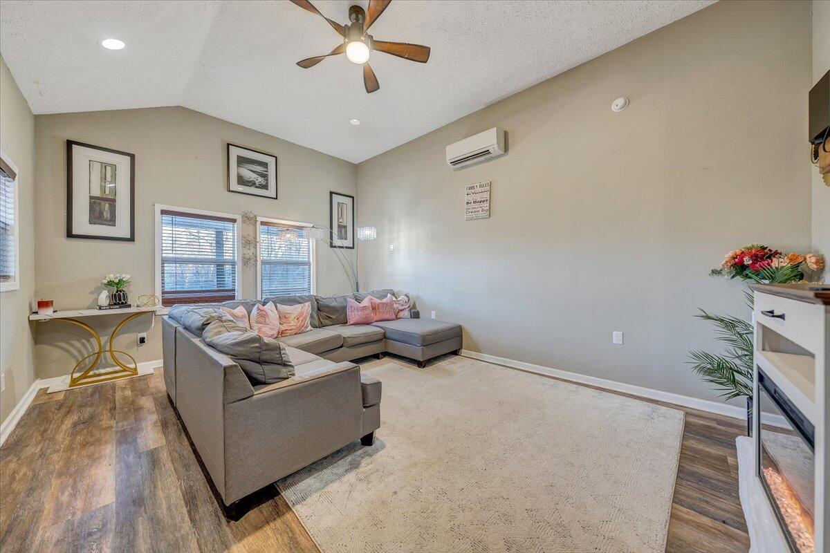 2412 Quarterwood Road Montvale, VA 24122 - Photo 4 of 40 09-MIB03997
