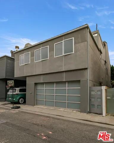 a view of a chairs and table in a backyard