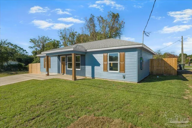 a view of a house with a yard