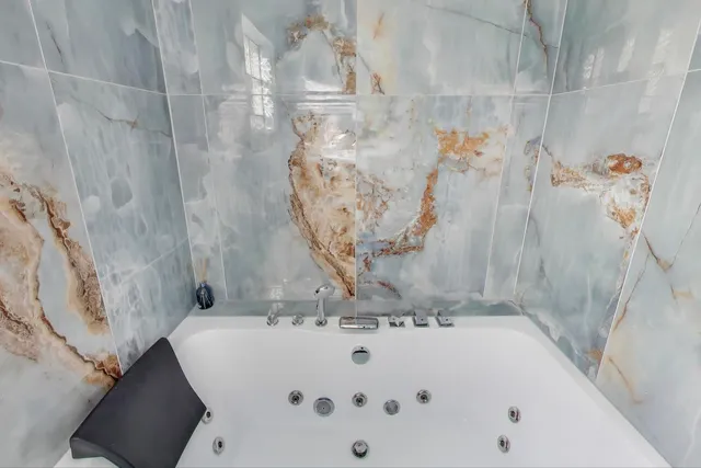 $500,000 | 5935 West Henderson Street, Chicago, IL 60634