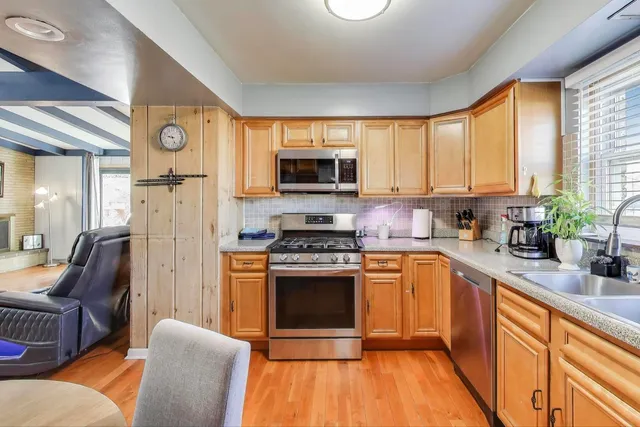 $500,000 | 5935 West Henderson Street, Chicago, IL 60634