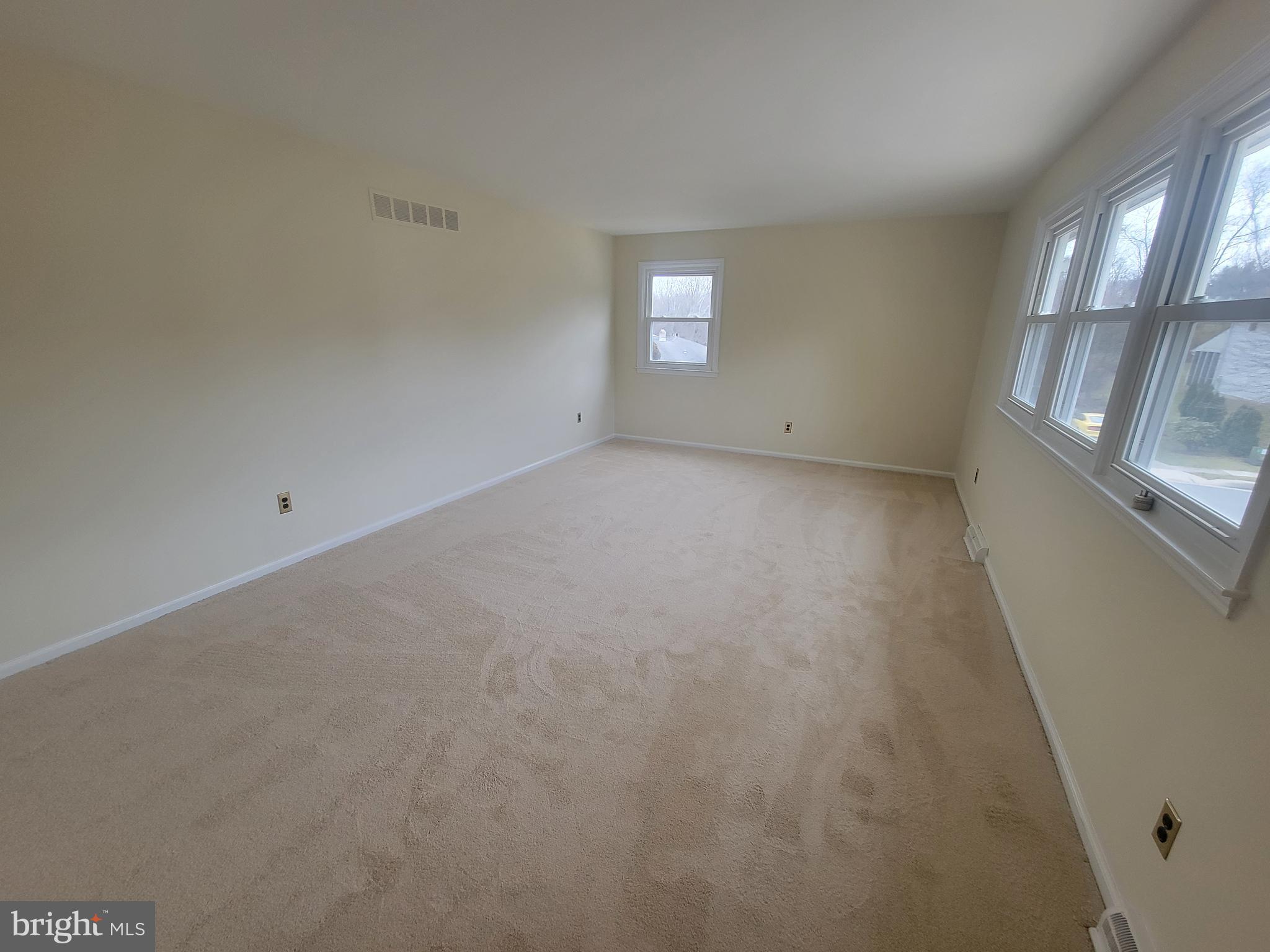 40 Vansant Road Newark, DE 19711 - Photo 11 of 19 Large Living Room