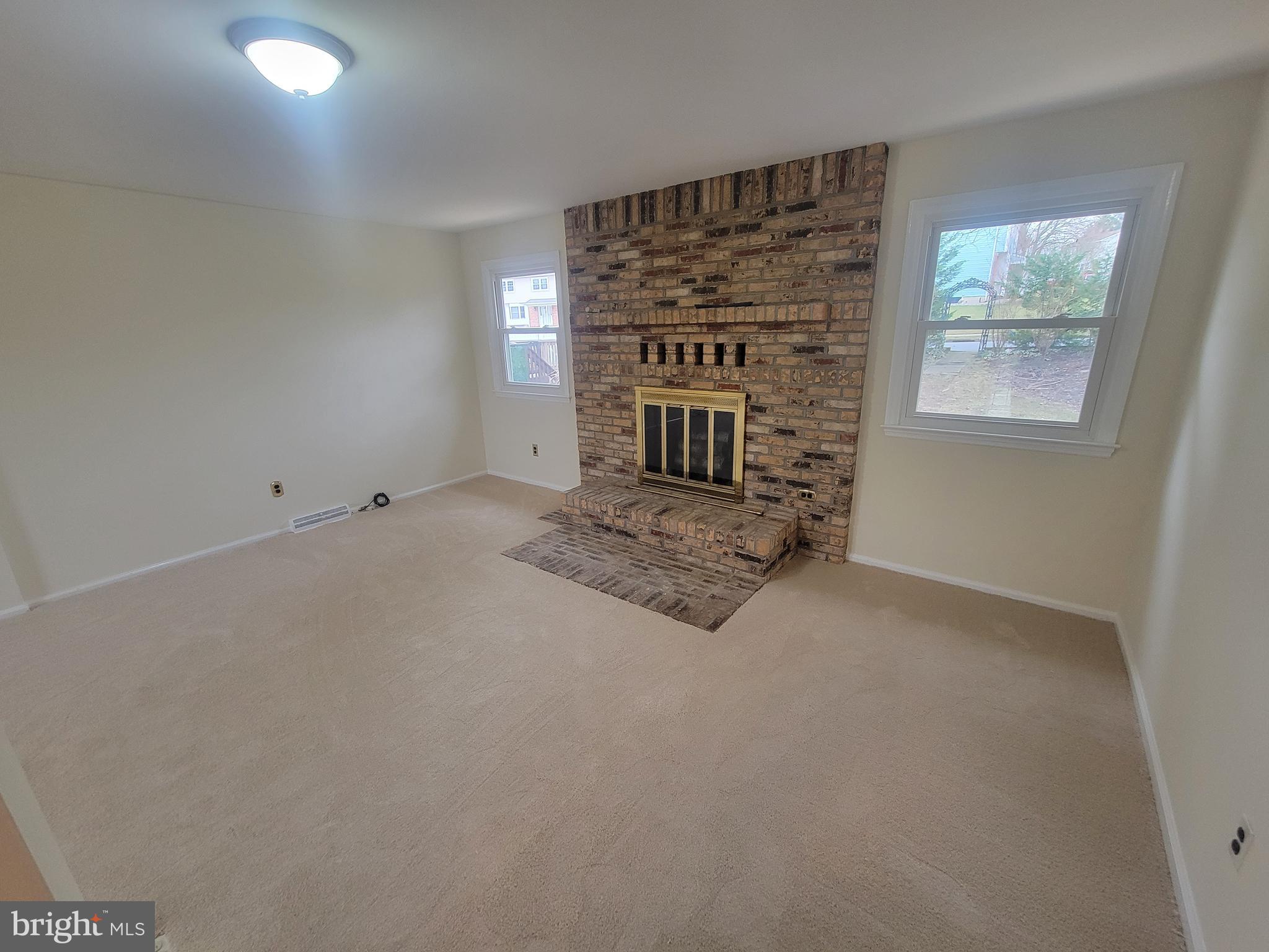 40 Vansant Road Newark, DE 19711 - Photo 5 of 19 Super Spacious Family Room w/ Brick Fireplace