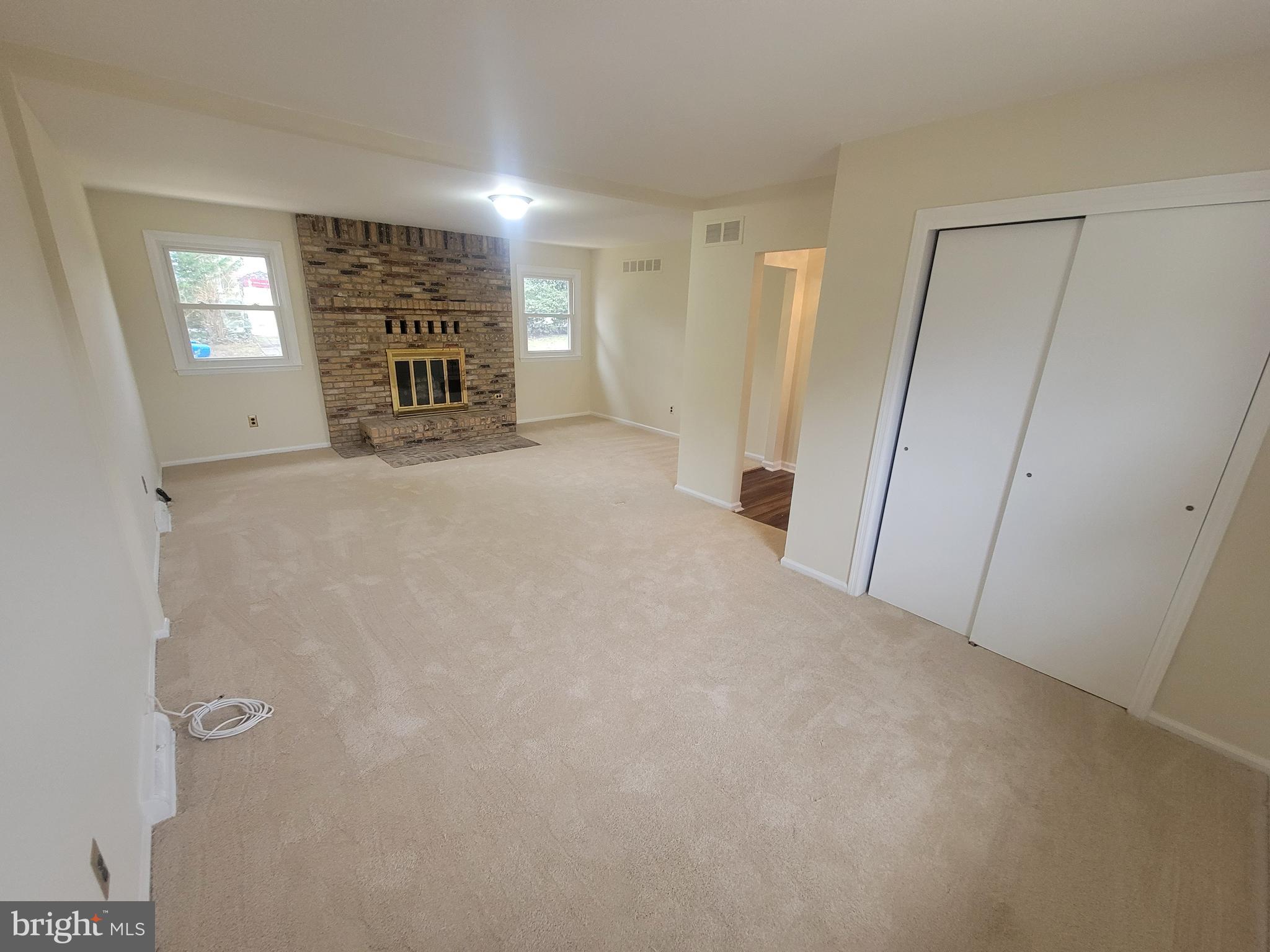 40 Vansant Road Newark, DE 19711 - Photo 6 of 19 Super Spacious Family Room w/ Brick Fireplace