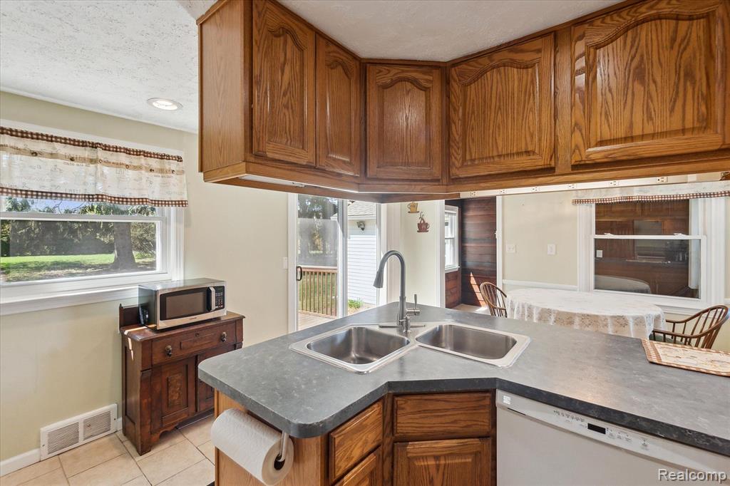 2525 Potter Road Wixom, MI 48393 - Photo 9 of 28