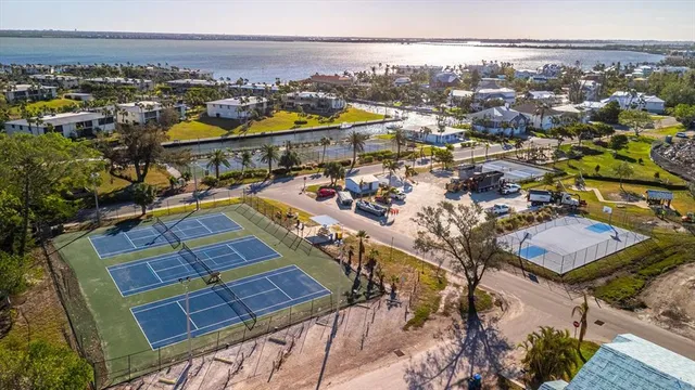 $640,000 | 15 Seaside Court, Holmes Beach, FL 34217