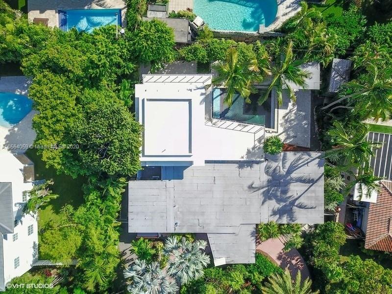 335 Pacific Road Key Biscayne, FL 33149 - Photo 48 of 50 an aerial view of a house with a yard and large trees
