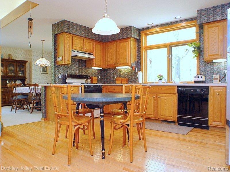 3400 Brighton Road Howell, MI 48843 - Photo 8 of 21 Oak Cabinets.jpg