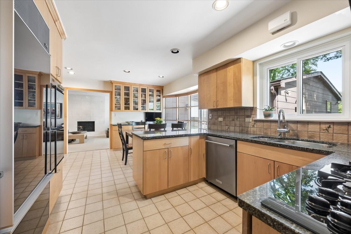 3724 Winnetka Road Glenview, IL 60026 - Photo 6 of 33