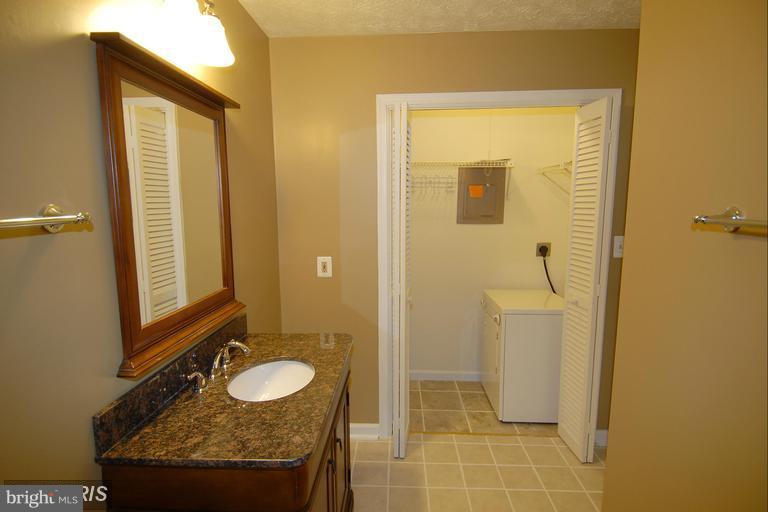 2217 Hunter's Run Drive, Unit 2217 Reston, VA 20191 - Photo 17 of 22 Bath