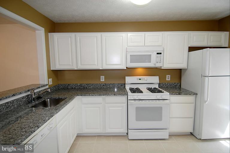 2217 Hunter's Run Drive, Unit 2217 Reston, VA 20191 - Photo 4 of 22 Kitchen