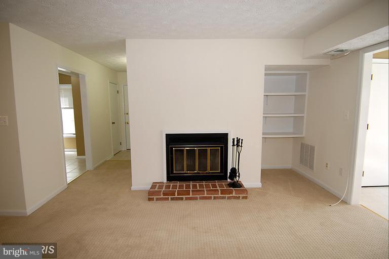 2217 Hunter's Run Drive, Unit 2217 Reston, VA 20191 - Photo 8 of 22 Living Room