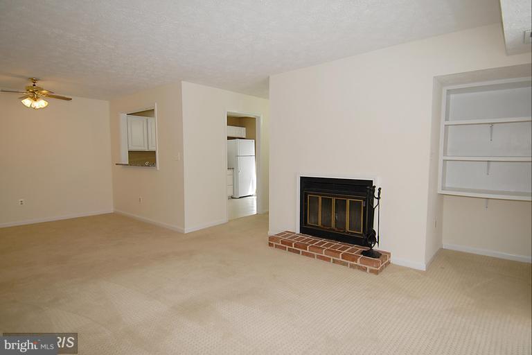 2217 Hunter's Run Drive, Unit 2217 Reston, VA 20191 - Photo 9 of 22 Living Room