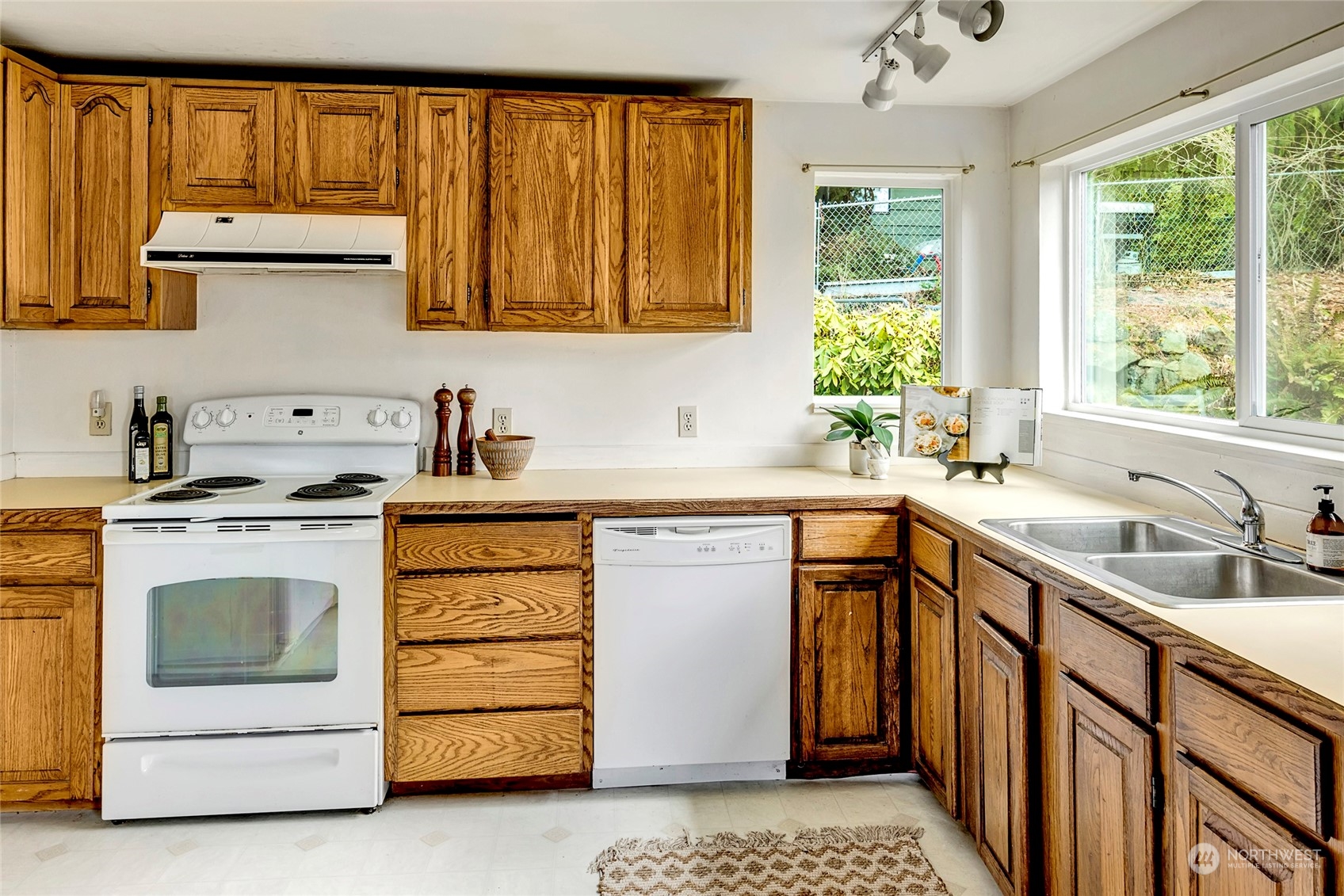 8930 218th Street Southwest Edmonds, WA 98026 - Photo 14 of 35 Gallery Image 14