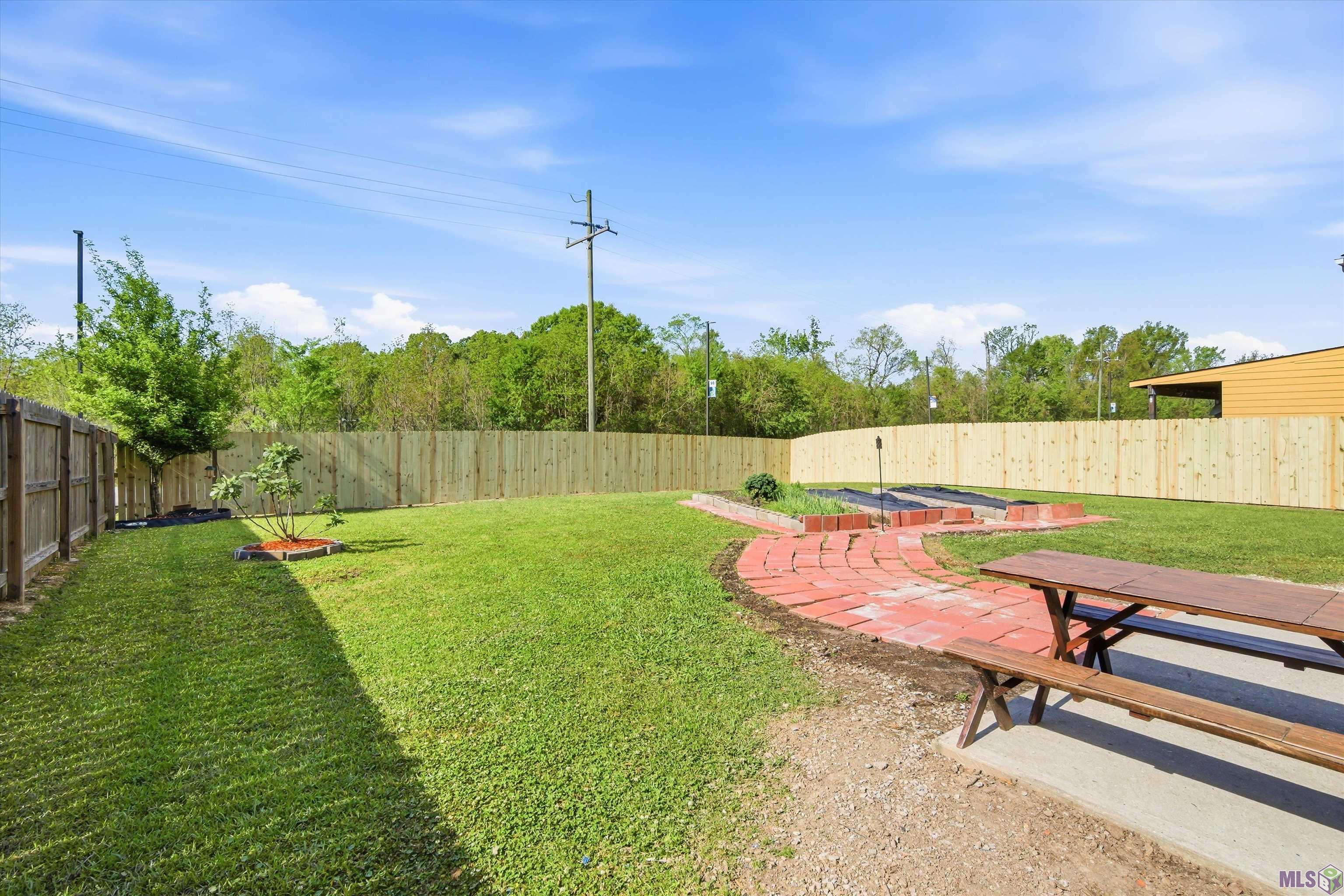 14222 Cedar Pointe Avenue Baton Rouge, LA 70809 - Photo 26 of 29 Current Yard with brick pavors