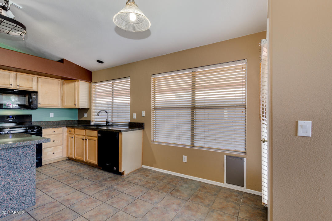 4711 East Jaeger Road Phoenix, AZ 85050 - Photo 16 of 41 Breakfast area in kitchen