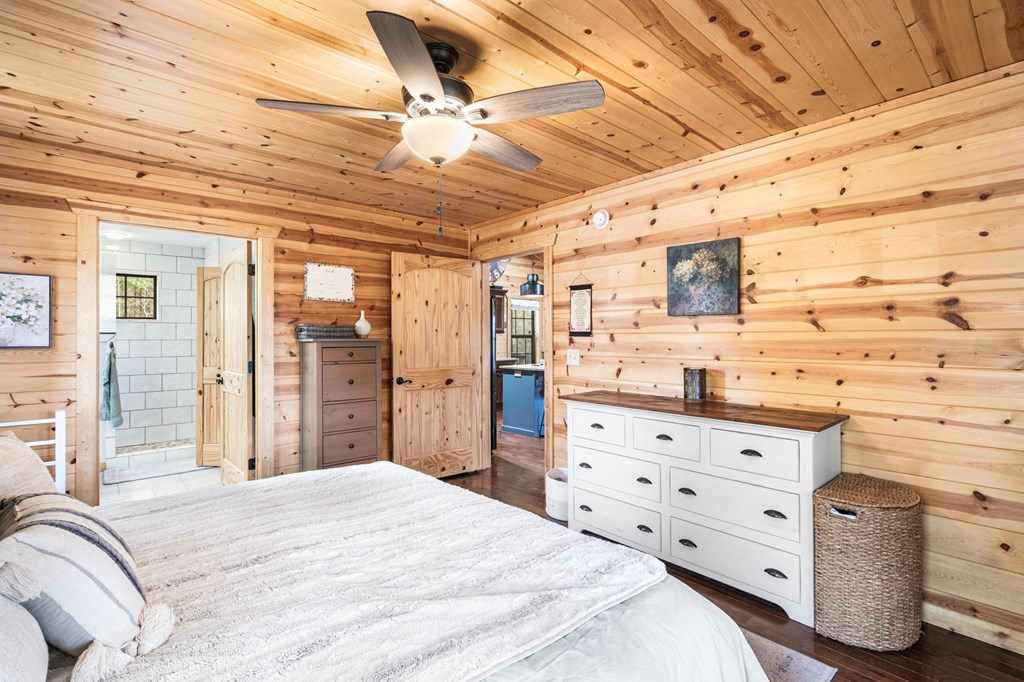 482 Tsalagi Trail Murphy, NC 28906 - Photo 13 of 44 a spacious bedroom with a bed and furniture