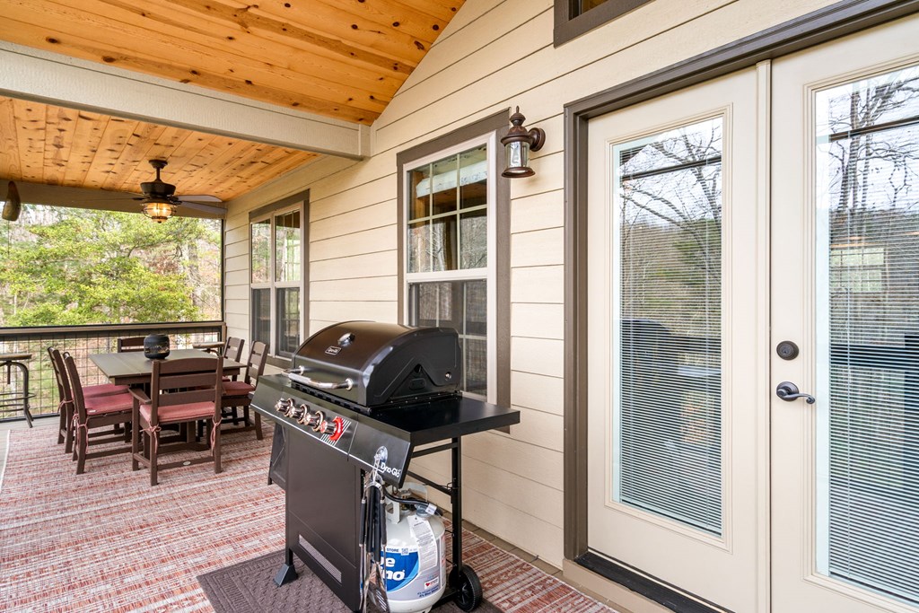 482 Tsalagi Trail Murphy, NC 28906 - Photo 26 of 44 a living room filled with furniture