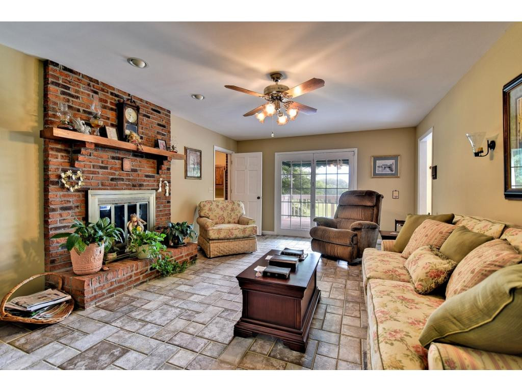 252 Keefauver Road Gray, TN 37615 - Photo 13 of 36 Family room on main level