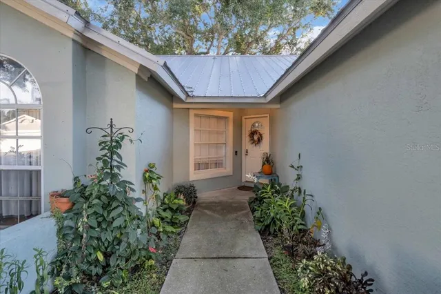 a entryway view with a garden space